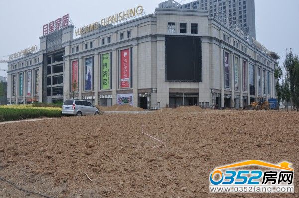 月星國際家居廣場1號樓外圍正在修路